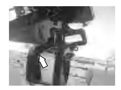 Odchylanie silnika do góry z zablokowaną dźwignią podpierającą odchylenie