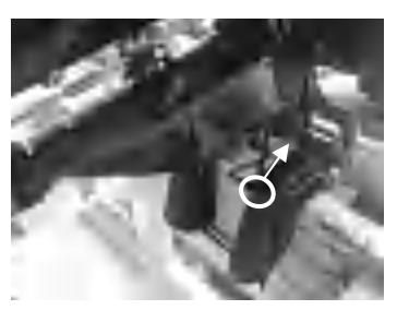 Odchylanie silnika zaburtowego w dół przy jednoczesnym pociąganiu dźwigni blokady odchylenia