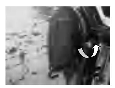 Poluzowanie regulatora tarcia układu kierowniczego w kierunku przeciwnym do ruchu wskazówek zegara