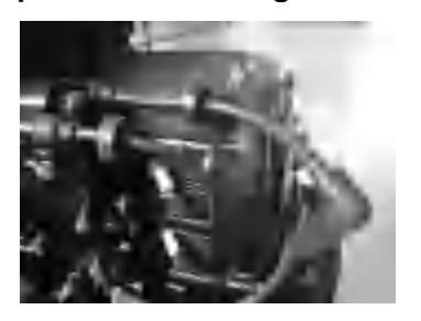 Kontrola śruby z drewnianym klocem jako zabezpieczeniem