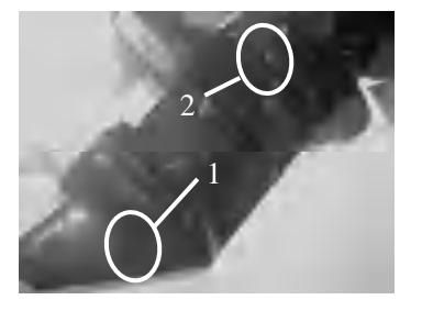 Lokalizacja śruby spustowej oleju przekładniowego i korka poziomu oleju