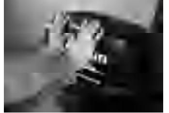 Sprawdzanie dopasowania górnej pokrywy przez naciskanie obiema rękami