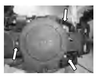 Demontaż zespołu rozrusznika przez odkręcenie trzech śrub