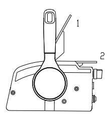 Dźwignia gazu na biegu jałowym w pozycji całkowicie otwartej i całkowicie zamkniętej