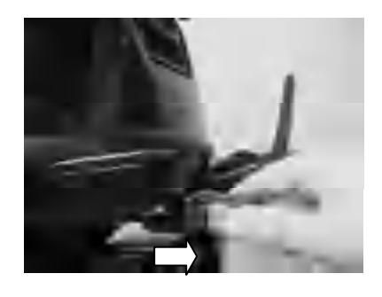 Odłączanie przewodu paliwowego przed odchyleniem