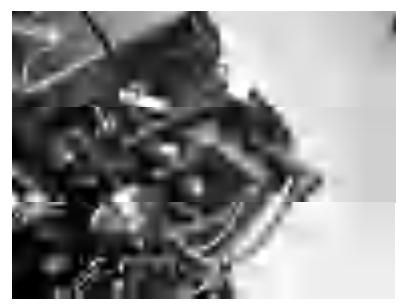 Inspekcja śruby z drewnianym blokiem