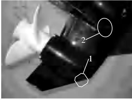 Lokalizacja śruby spustowej i śruby poziomu oleju