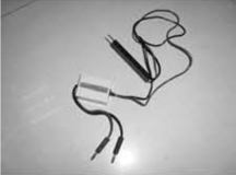 Peak voltage adaptor detection device