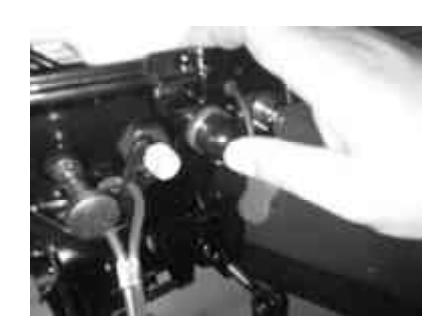 Squeezing primer pump on external fuel tank