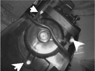 Cavo di avviamento di emergenza - rimozione dei bulloni del serbatoio carburante