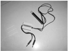 Peak voltage adaptor detection device
