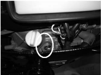 Foro di controllo del livello dell'olio motore con astina