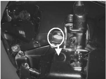 Riempimento dell'olio motore attraverso il foro del basamento