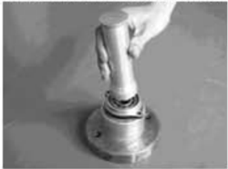 Rimozione cuscinetto e paraolio coperchio involucro inferiore